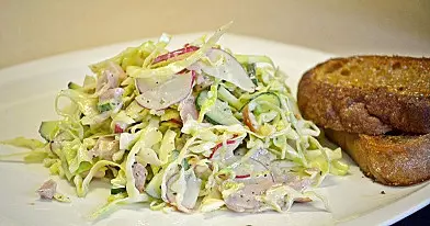 Receptas: Salotos su rūkyta vištiena