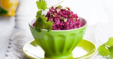 Burokėlių mišrainė su graikiniais riešutais ir džiovintomis slyvomis