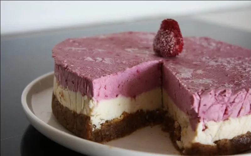 RAW - Šaldytas anakardžių ir aviečių desertas / pyragas