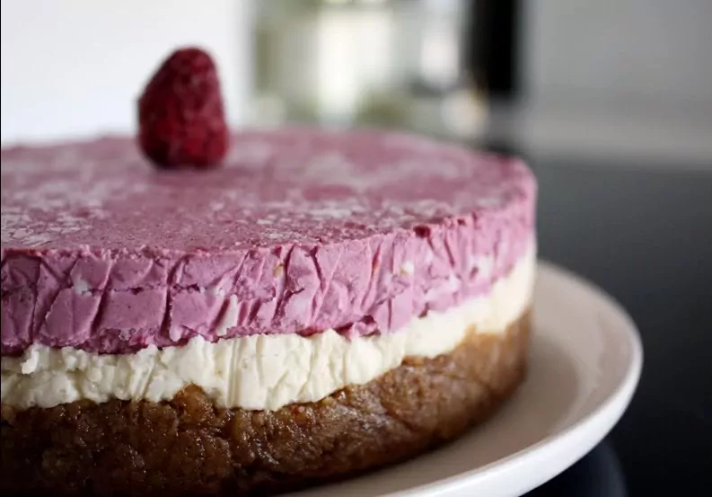 RAW - Šaldytas anakardžių ir aviečių desertas / pyragas