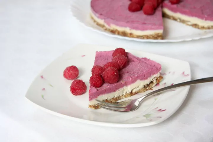 RAW - Anakardžių "sūrio" pyragas su avietėmis