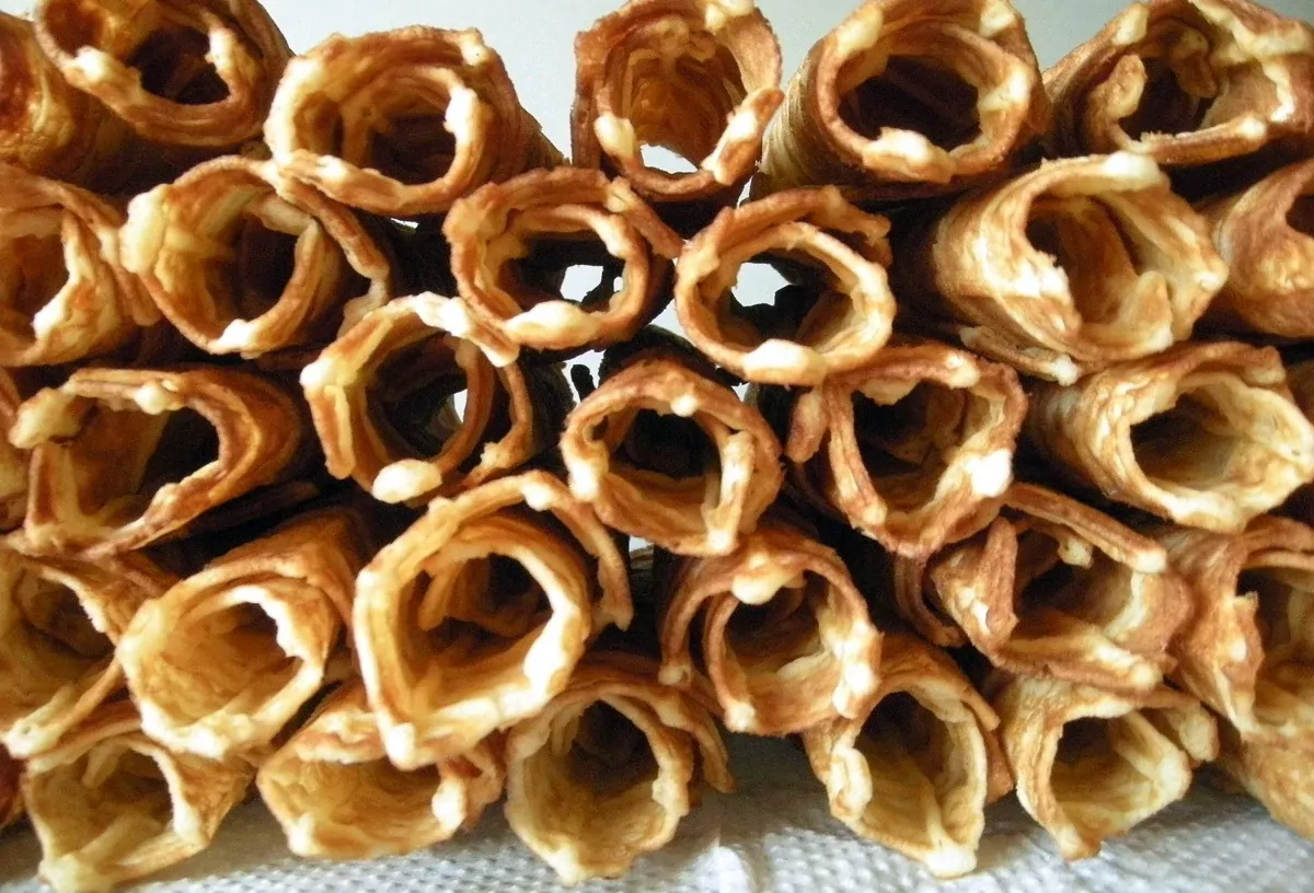 Trapūs senoviniai naminiai vafliai su pienu ir sviestu