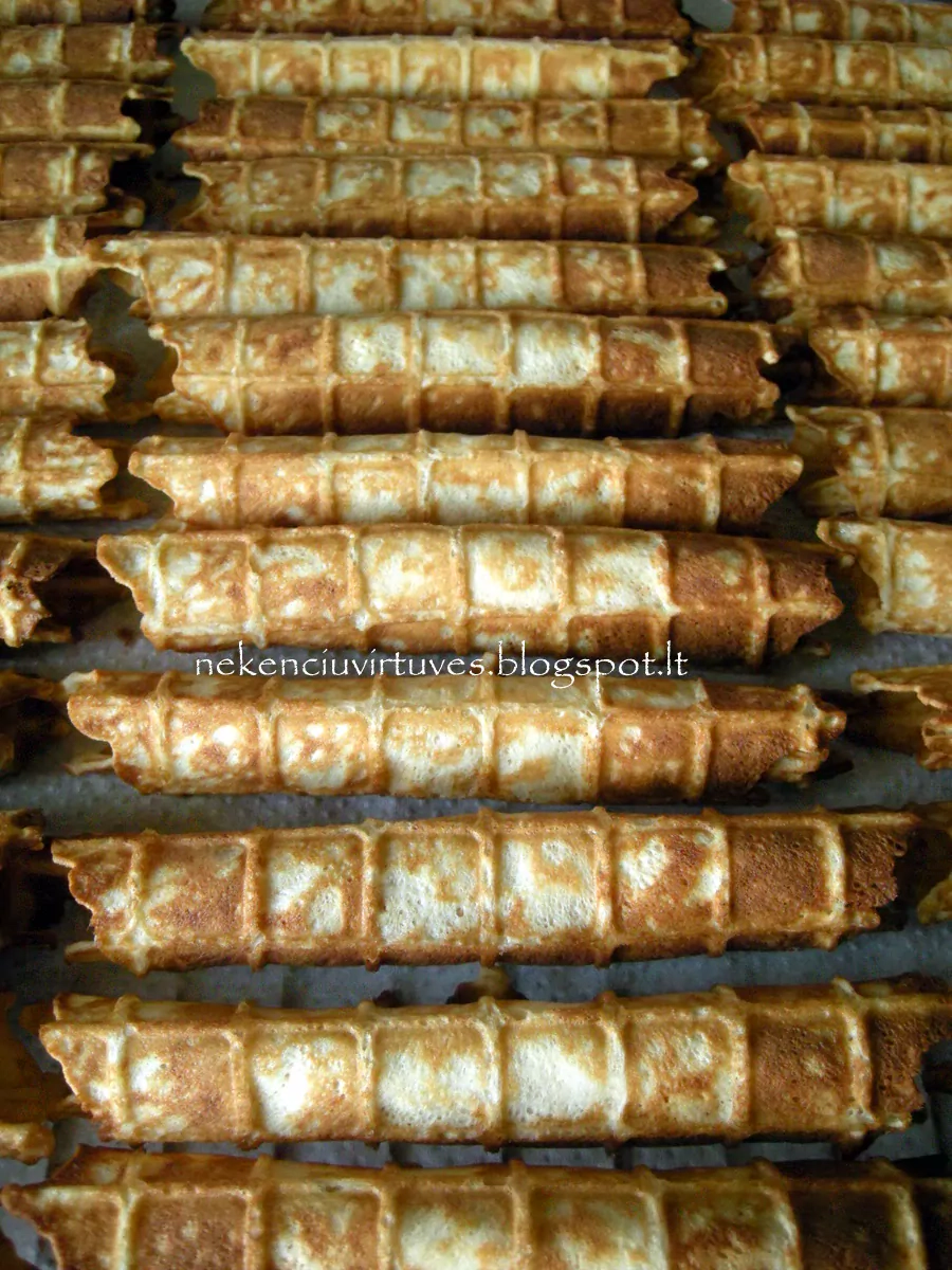 Trapūs senoviniai naminiai vafliai su pienu ir sviestu