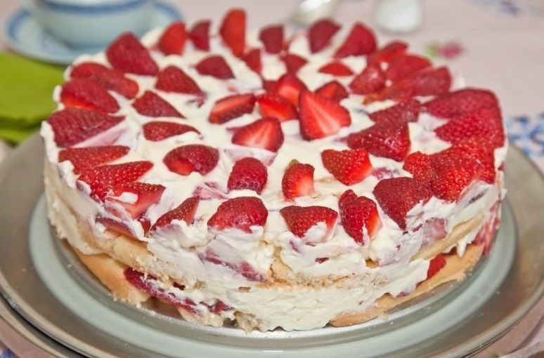 Braškinis tortas su sausainiais