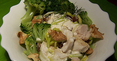 Sałatka z brokułów, kurczaka i orzechów włoskich