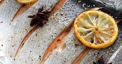 Orkaitėje kepta lašiša su žolelėmis ir karamelizuotomis citrinomis