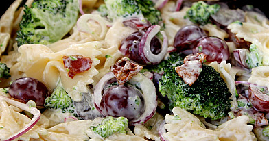 Brokolių, vynuogių ir makaronų salotos - mišrainė