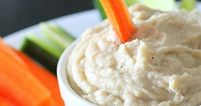 Pupelių pagardas prie šviežių daržovių