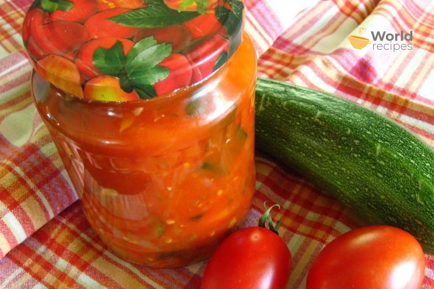Cukinijų mišrainė žiemai su pomidorais, svogūnais ir česnakais, be acto