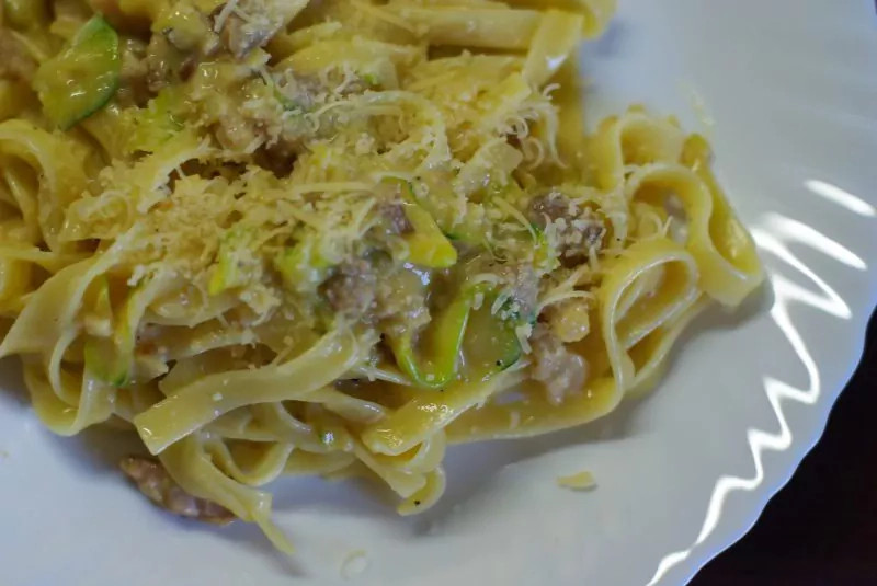 Makaronai su cukinija ir carbonara padažu