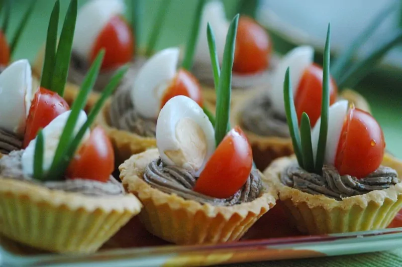 Velykinė užkandėlė krepšeliuose su kepenėlėmis ir putpelių kiaušiniais