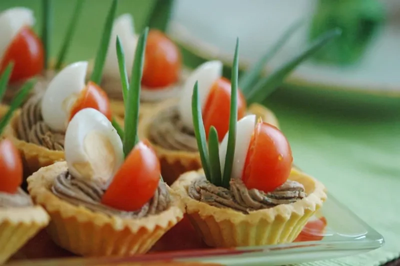 Velykinė užkandėlė krepšeliuose su kepenėlėmis ir putpelių kiaušiniais