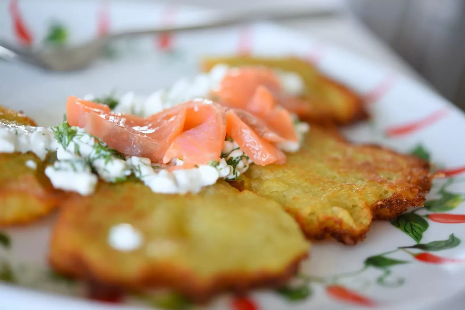 Keptuvėje kepti bulviniai blynai su grūdėtos varškės padažu ir lašiša