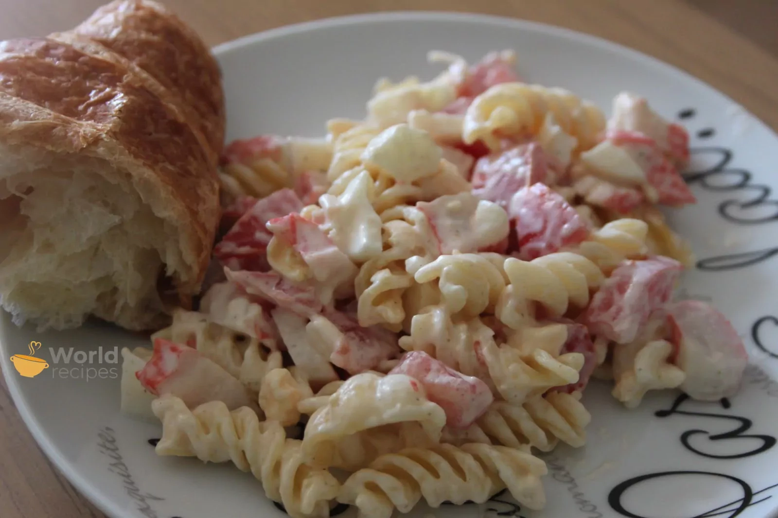 Fusilli makaronų ir krabų lazdelių salotos - mišrainė su kiaušiniais