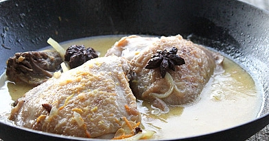 Vištienos kumpeliai su svogūnais ir apelsinų padažu