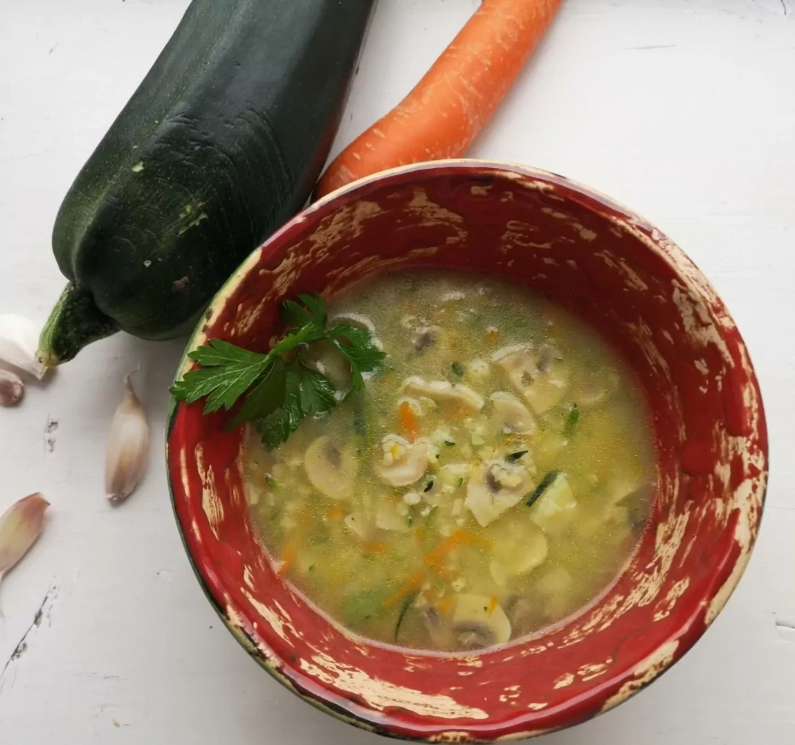 Cukinijų sriuba su sorų kruopomis, pievagrybiais ir daržovėmis