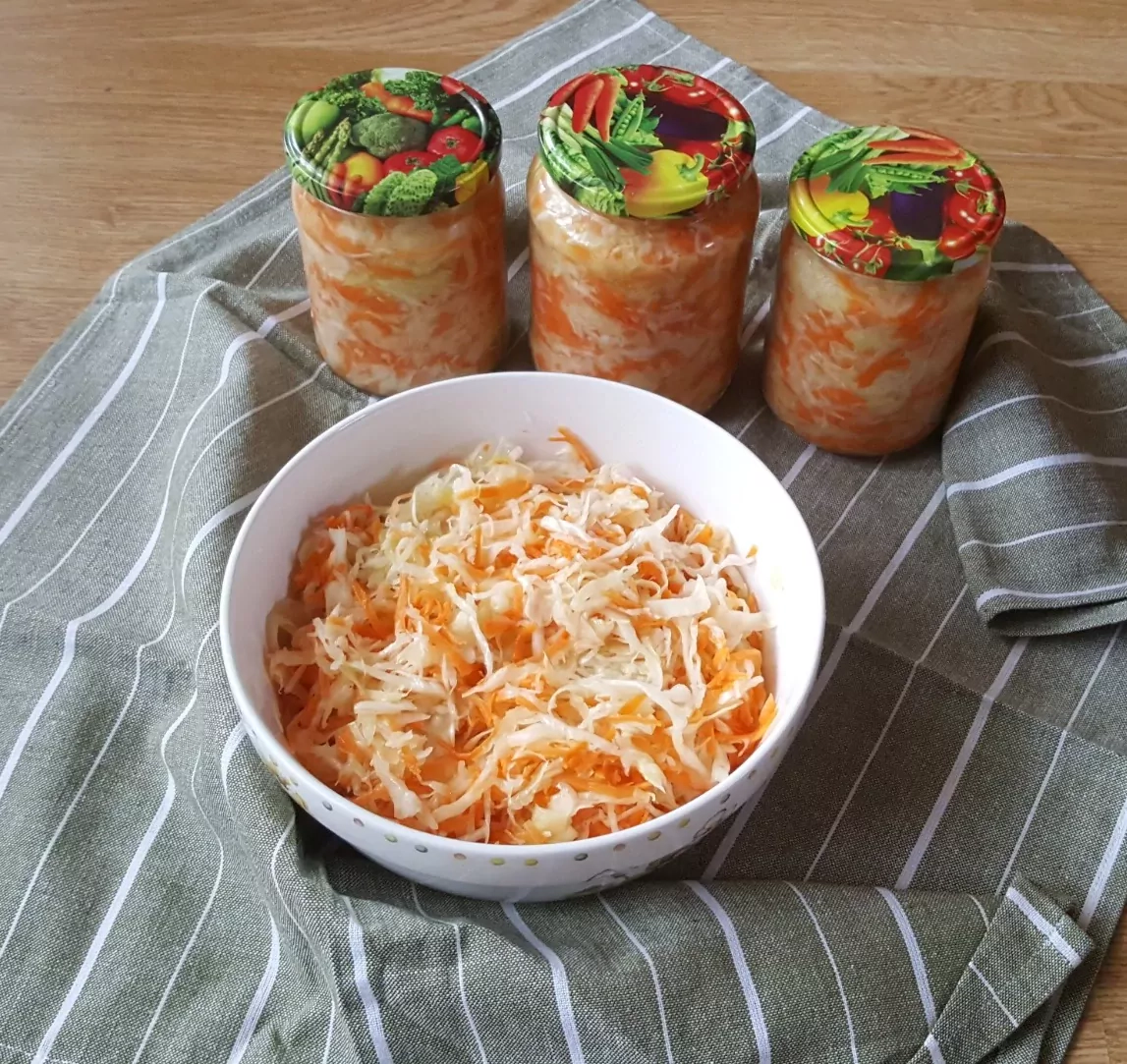 Nekaitinta kopūstų mišrainė žiemai su morkomis