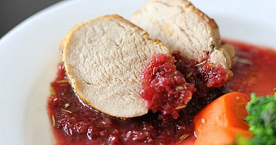 Kiaulienos nugarinė su bruknių padažu