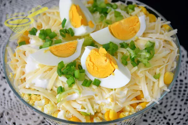 Sałatka warstwowa z szynką, ananasem i porem