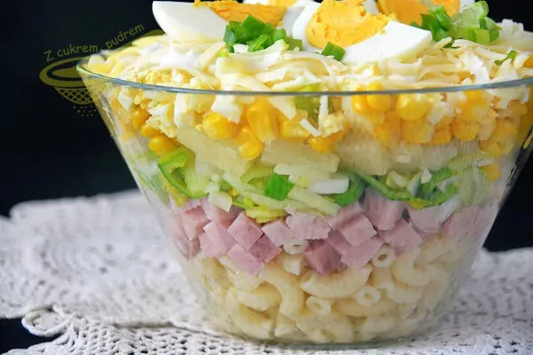 Sałatka warstwowa z szynką, ananasem i porem