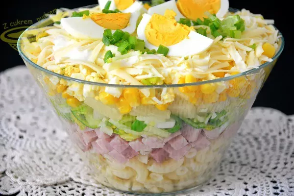 Sałatka warstwowa z szynką, ananasem i porem