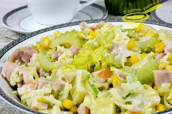 Lekka sałatka z wędzonym kurczakiem, ananasem i selerem naciowym