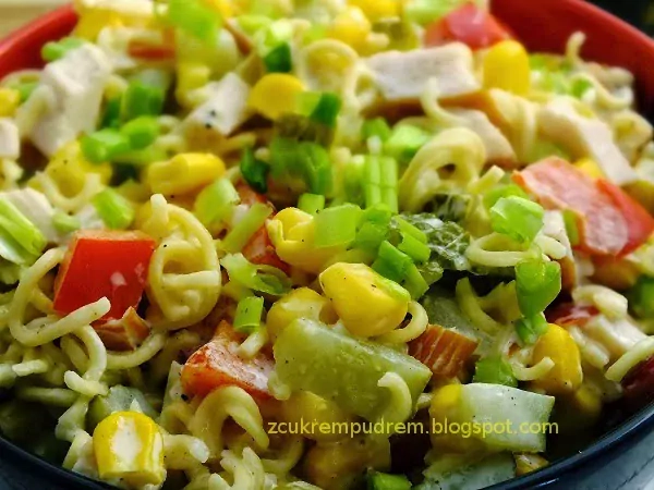 Sałatka z zupek chińskich i wędzonego kurczaka