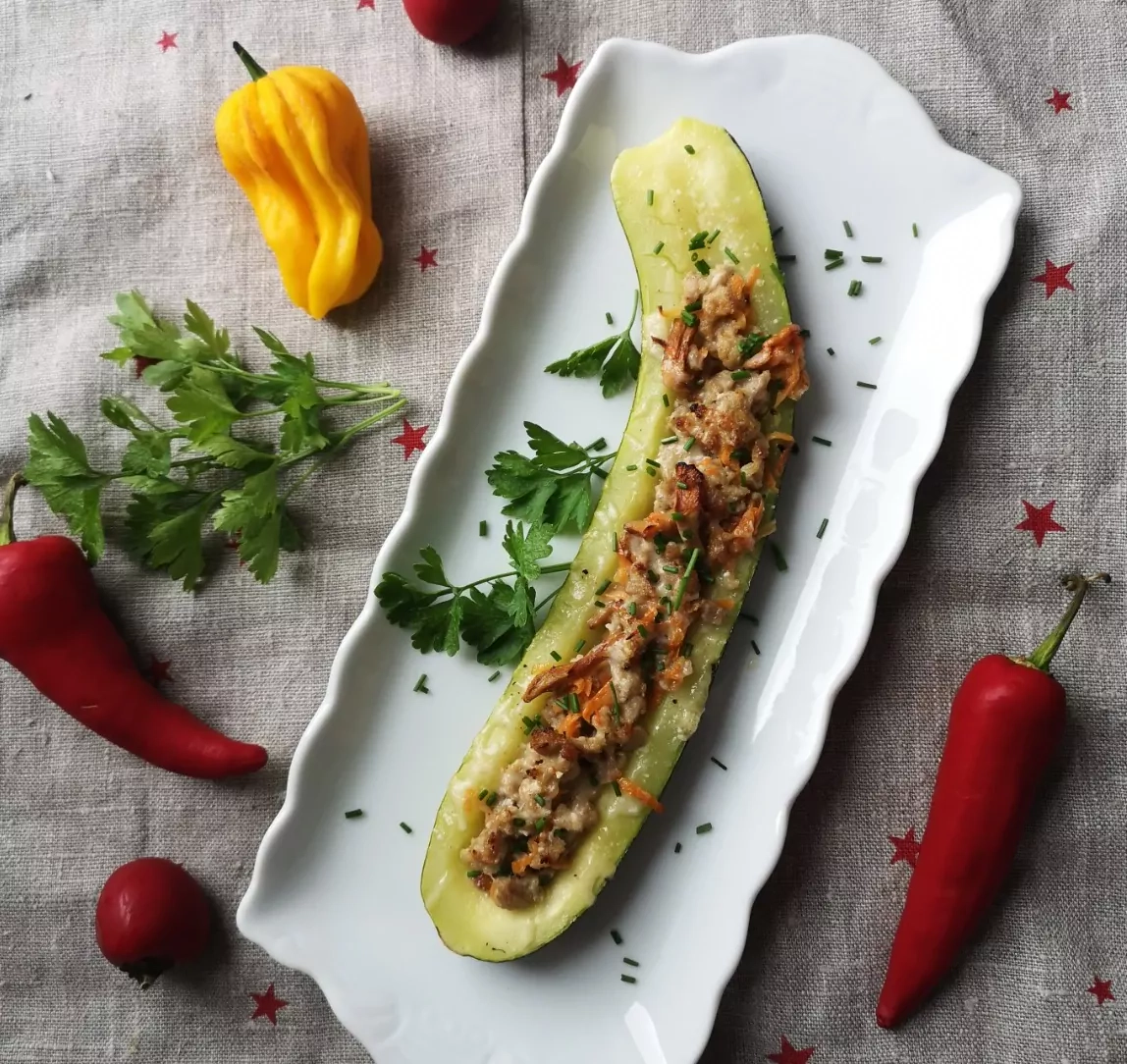 Įdaryta cukinija su mėsa ir voveraitėmis