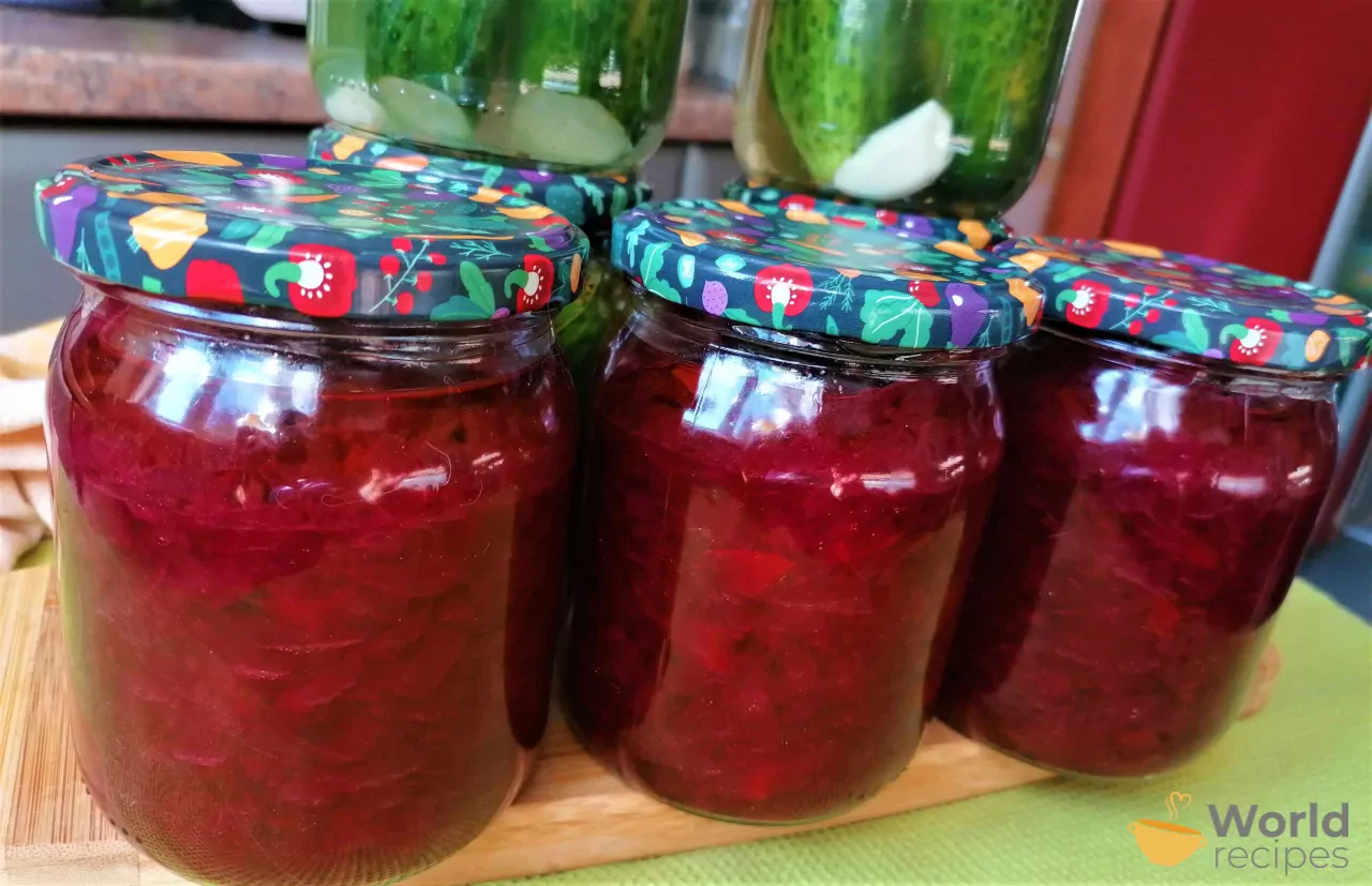 Burokėlių mišrainė žiemai su pupelėmis, saldžiąja paprika ir svogūnais