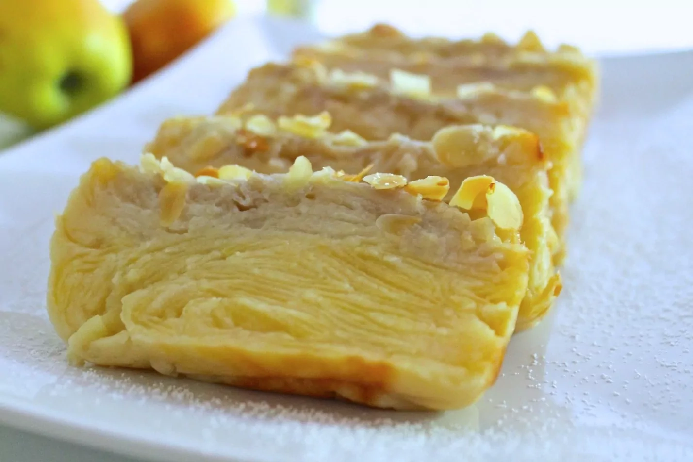 Šilkinis obuolių ir kriaušių pyragas su migdolais