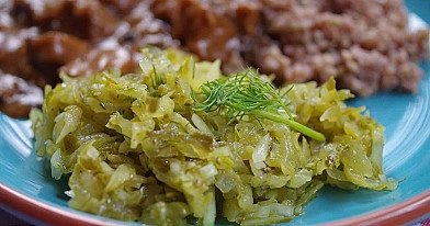 Agurkų mišrainė žiemai su svogūnais, paprikomis ir obuoliais