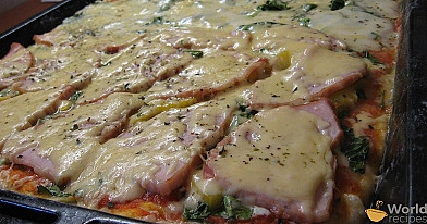 Storapadė pica su špinatais, mocarelos sūriu ir kumpiu