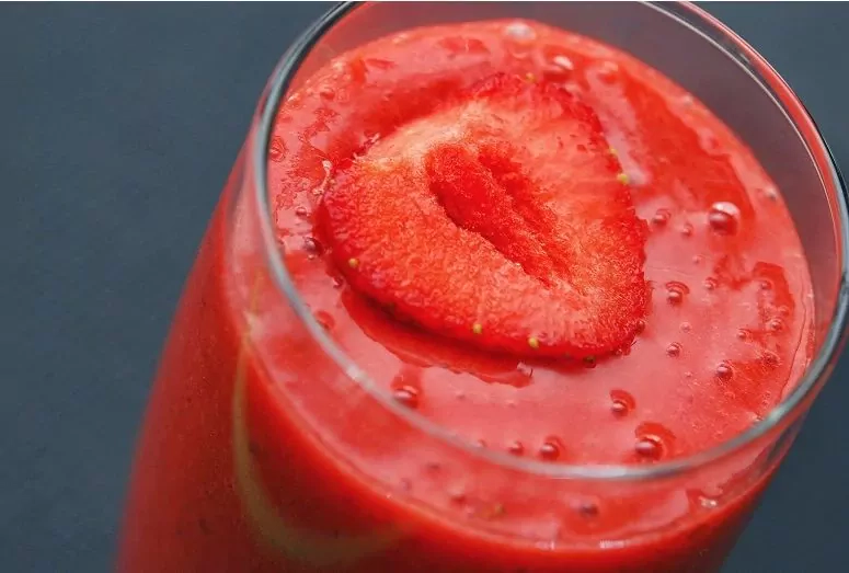 Braškių, abrikosų ir ananasų kokteilis arba SMOOTHIE