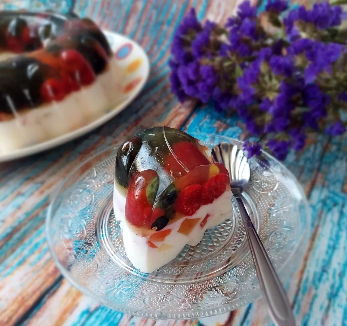 Nekeptas kefyro ir želė desertas su uogomis