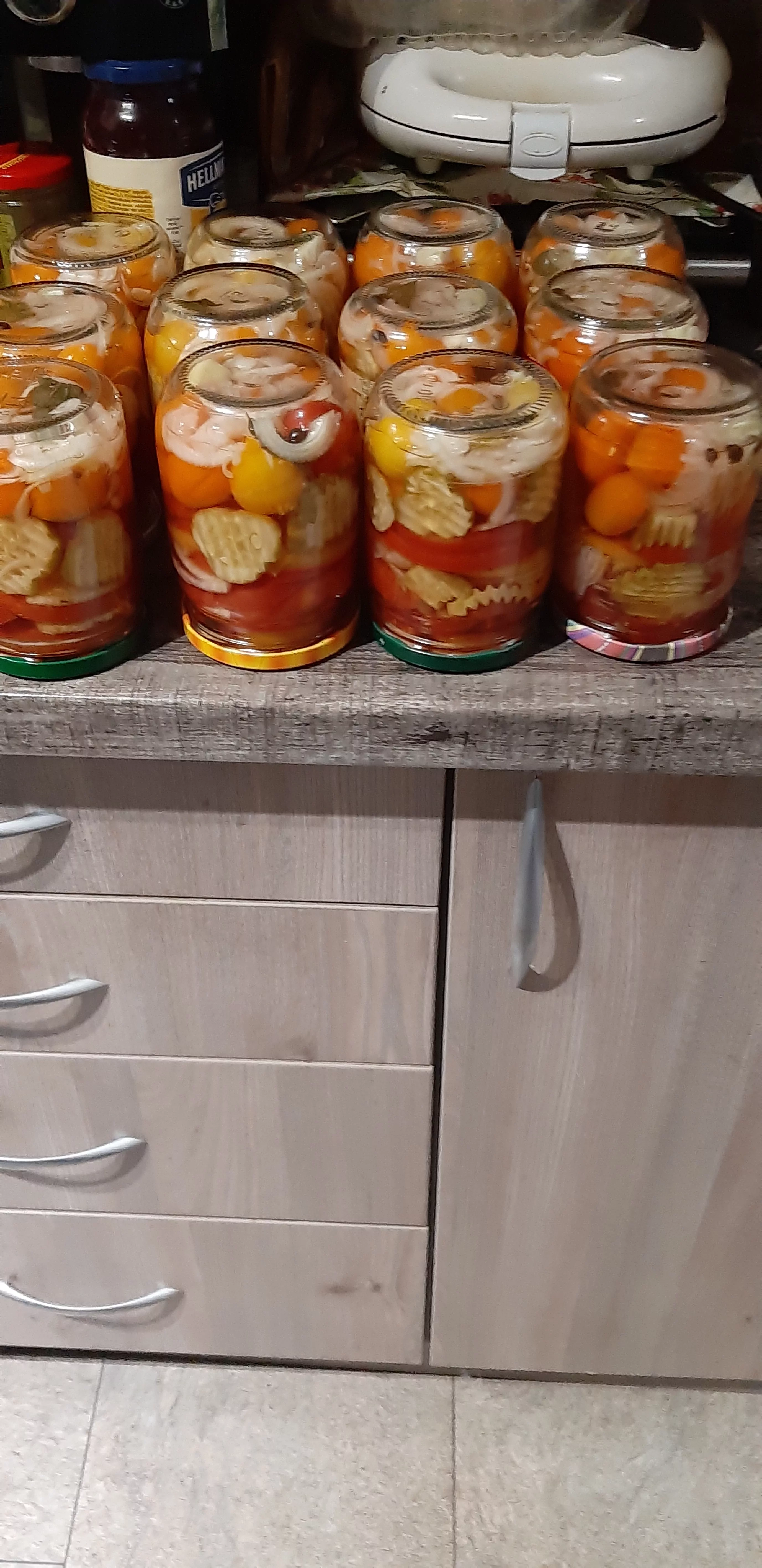 Skaniausi mamos pomidorai su želatina ir svogūnais, žiemai