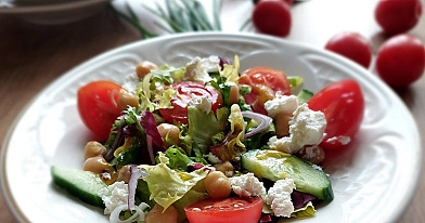 Vyšninių pomidorų salotos su avinžirniais ir feta