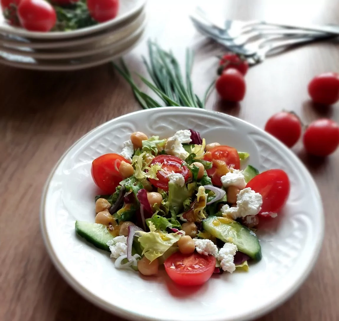 Vyšninių pomidorų salotos su avinžirniais ir feta