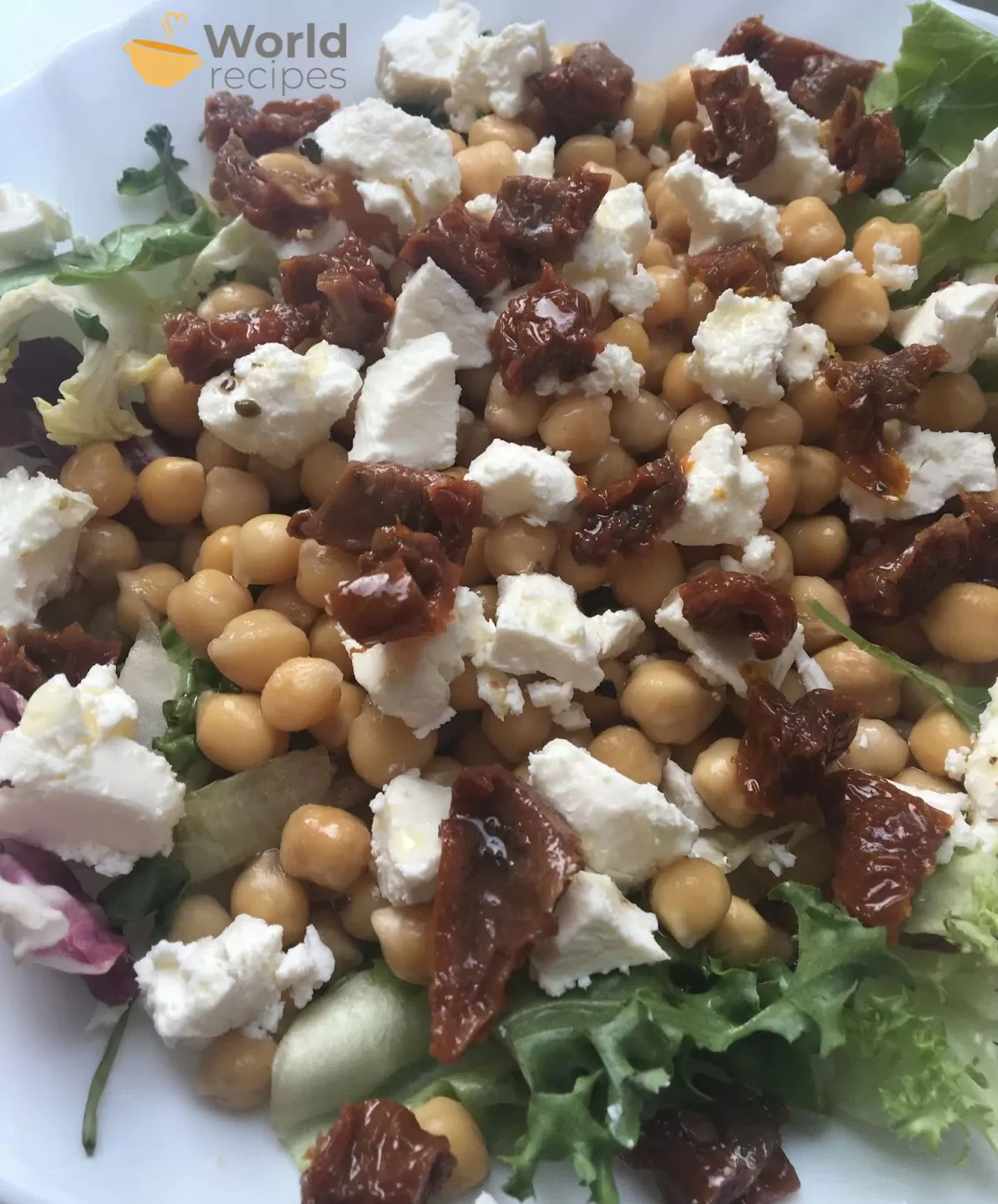Salotos su avinžirniais, feta sūrriu ir džiovintais pomidorais