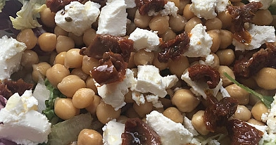 Salotos su avinžirniais, feta sūrriu ir džiovintais pomidorais