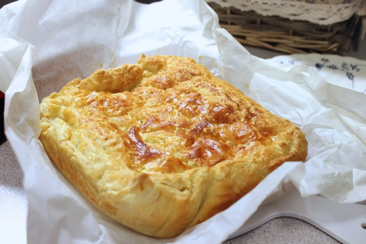 Greitai pagaminamas pyragas su aguonomis iš sluoksniuotos mielinės tešlos