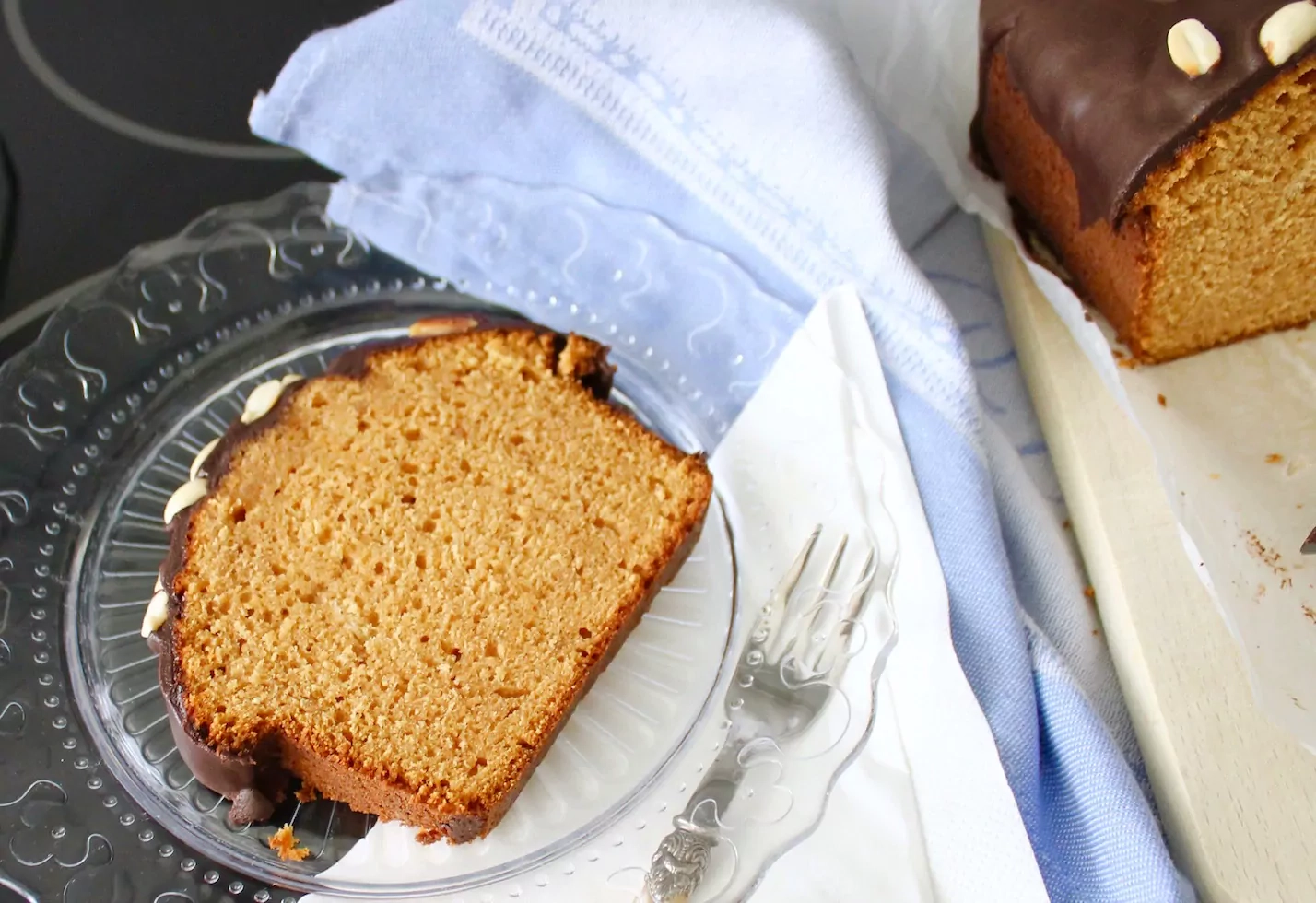 Karamelinis keksas su šokoladiniu grietinėlės glaistu ir riešutais