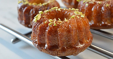 Medaus, šafrano ir pistacijų pyragėliai