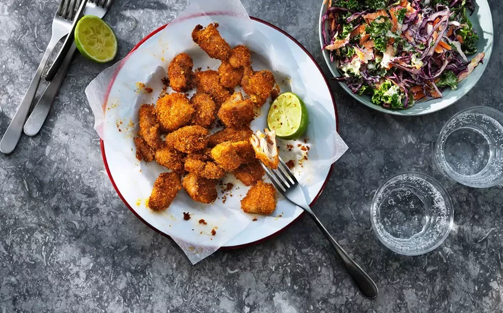 Chicken nuggets arba orkaitėje kepti traškūs vištienos gabaliukai su kopūstų salotomis (Coleslaw)