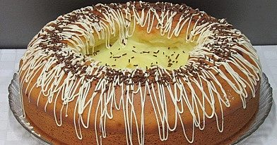 Pyragas "Vulkanas" su plikytu kremu