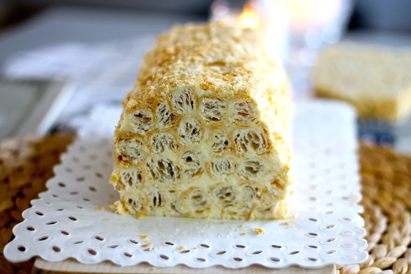 Bemielės sluoksniuotos tešlos tinginių Napoleonas, su kondensuotu pienu ir sviestu