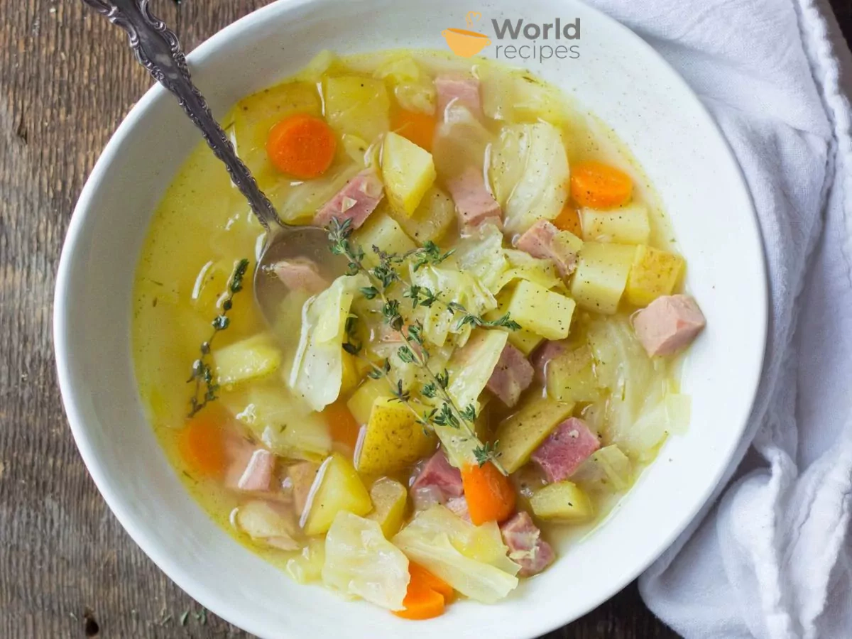 Labai skani šviežių kopūstų sriuba su bulvėmis, morkomis ir šonine
