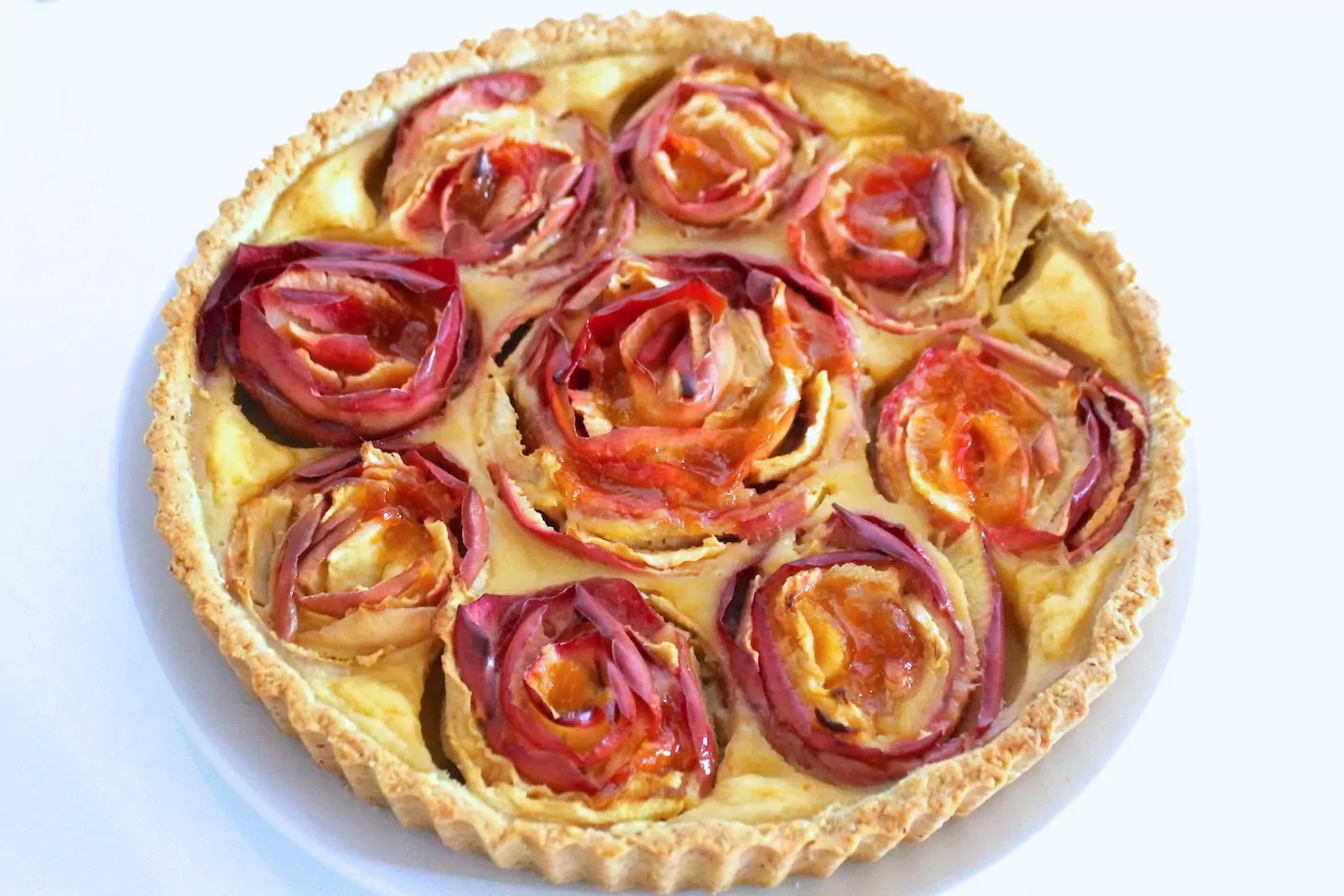 Pyragas su obuolių rožytėmis ir migdoliniu pagrindu