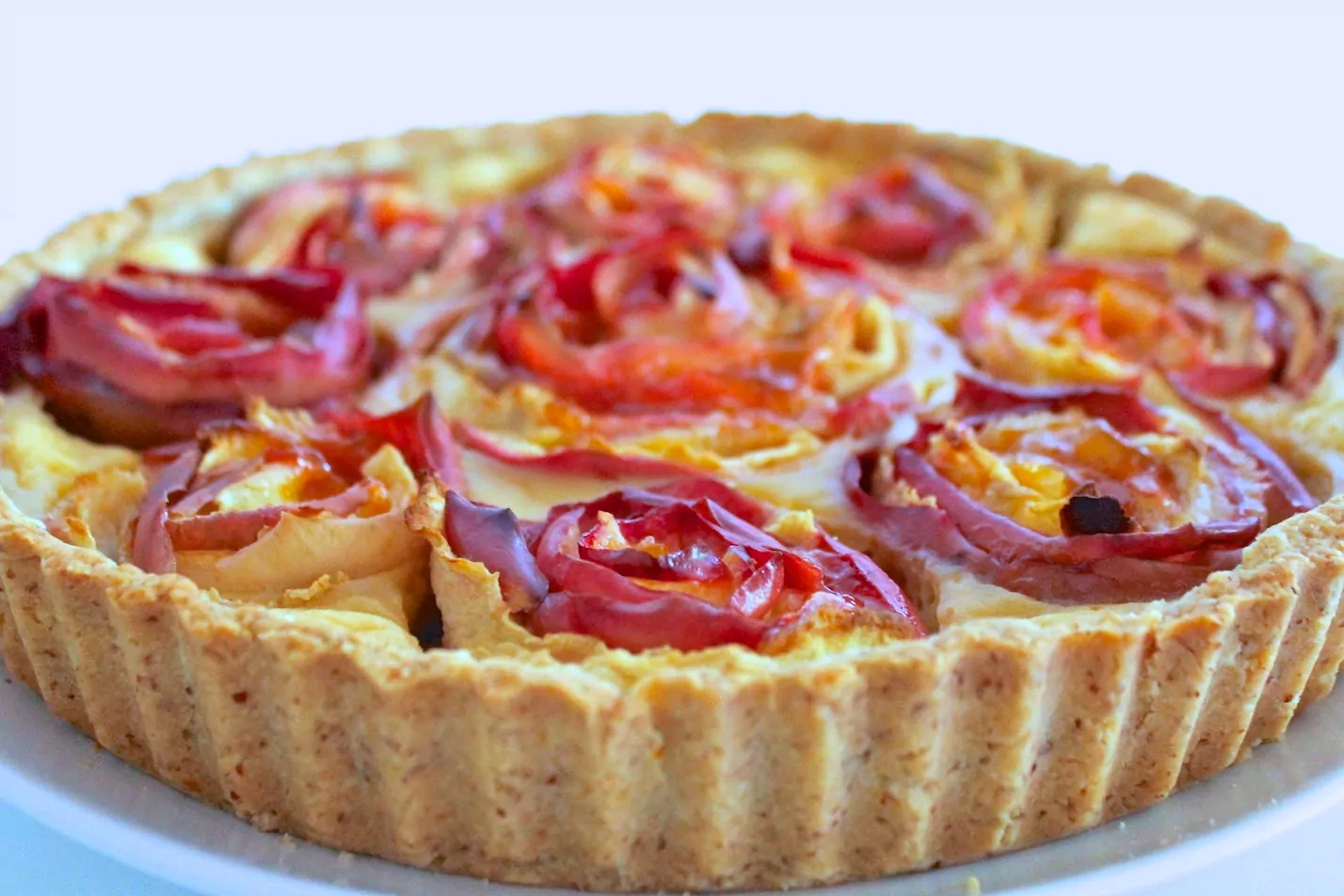 Pyragas su obuolių rožytėmis ir migdoliniu pagrindu