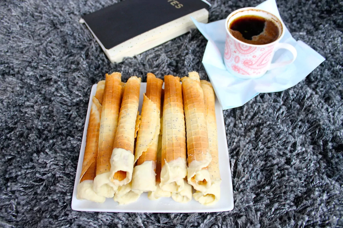 Saldūs vafliai su aguonomis ir baltuoju šokoladu