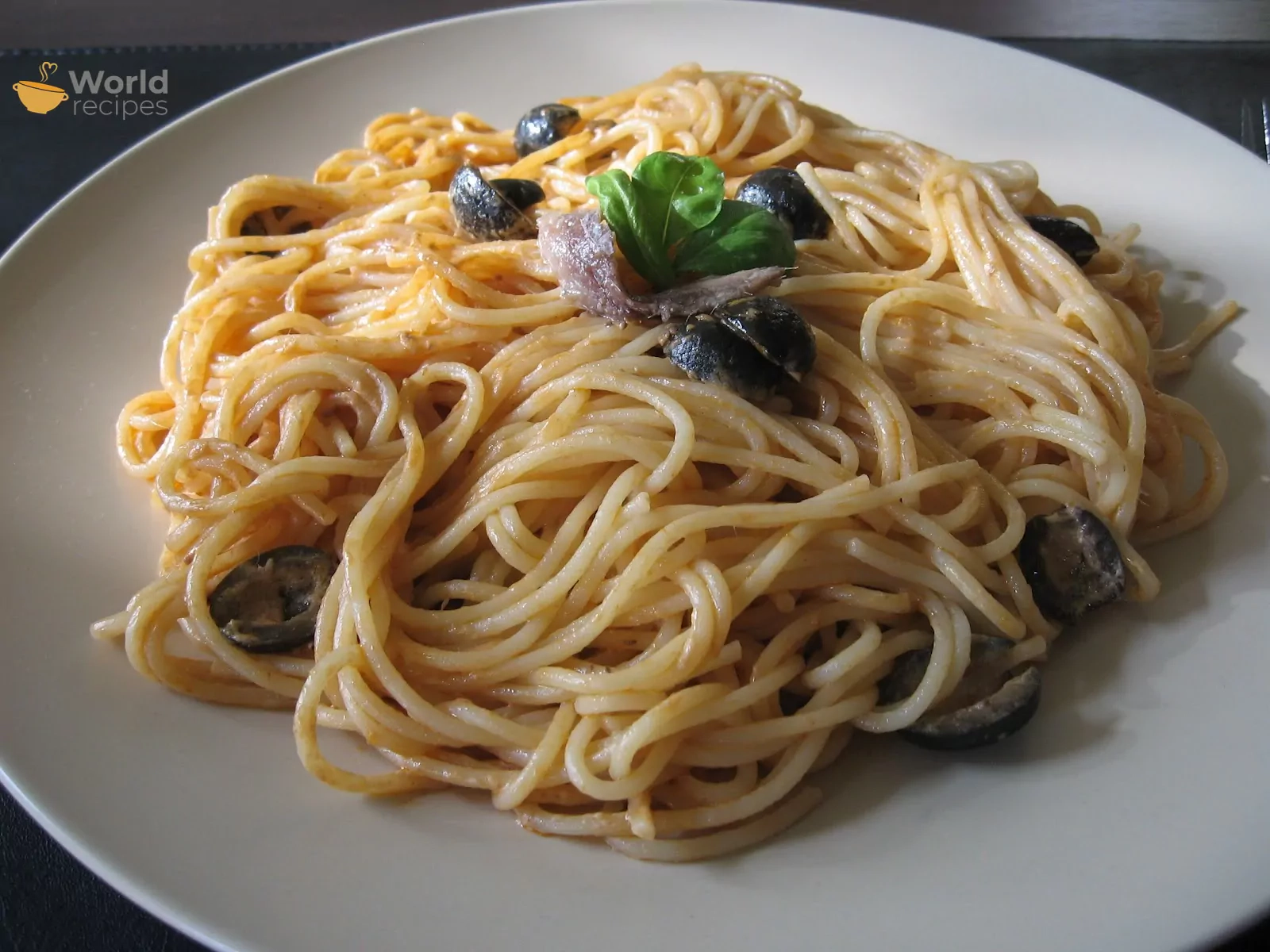 Makaronai - spagečiai su česnaku, ančiuviais ir parmezano sūriu